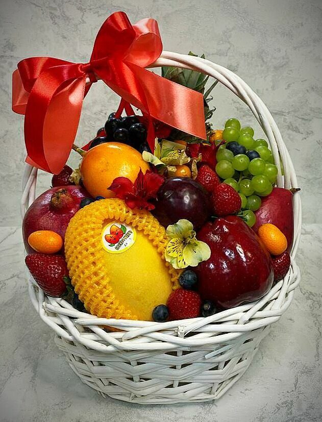 Корзина с фруктами на подарок фото